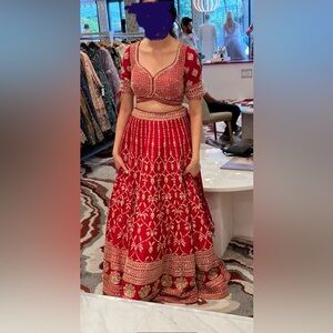 Katrina Kaif bridal look alike outfitt
Never worn!!